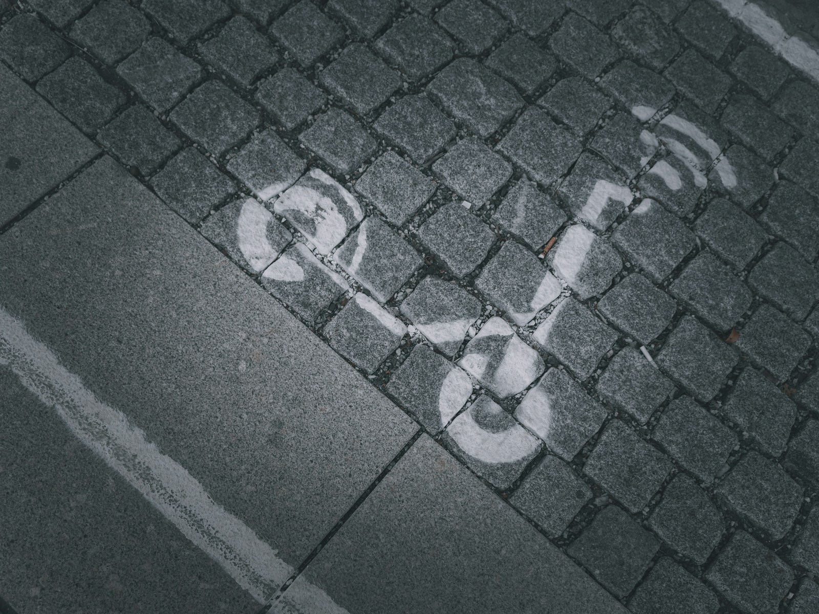 Photo by Ranurte black and white floor tiles